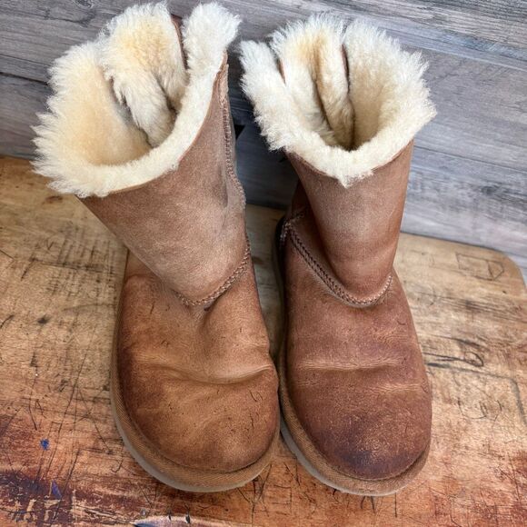 UGG Bailey Bow Suede Boots Girls 4 Inside Fur is in good condition, Front of Sho - Picture 6 of 9
